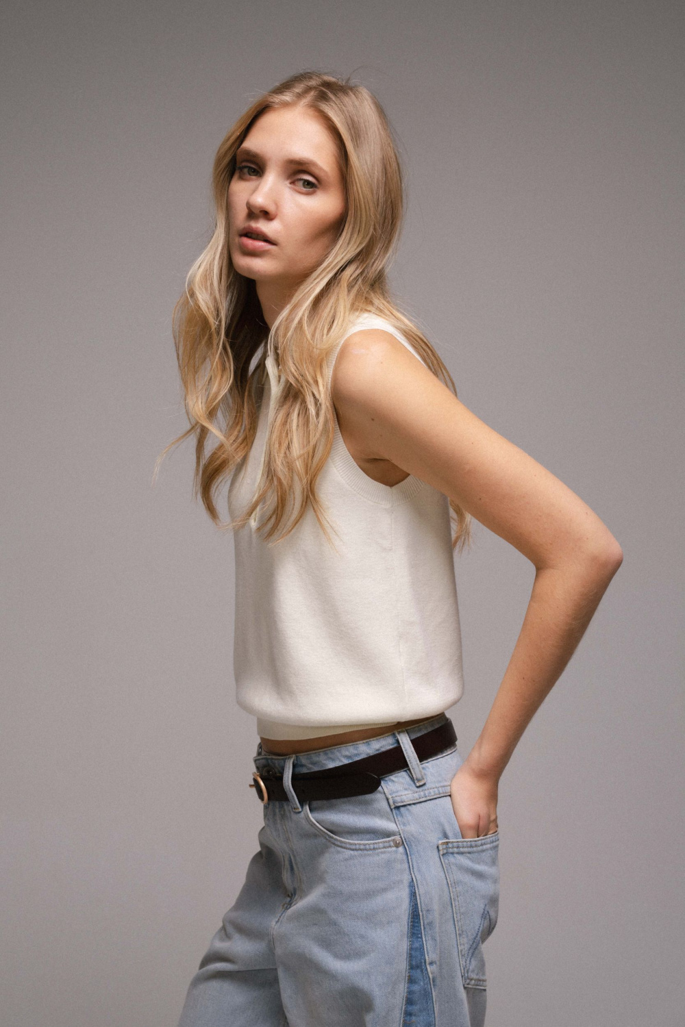 ДЖЕМПЕР БЕЗ РУКАВА С ПЛАНКОЙ